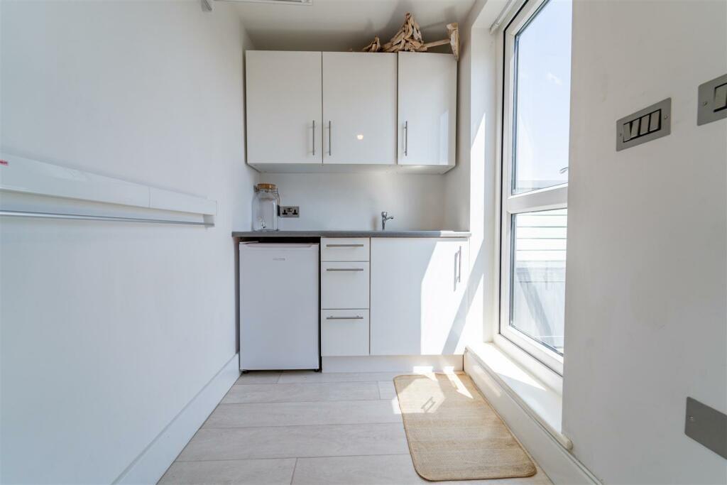 6892_33280884_IMG...