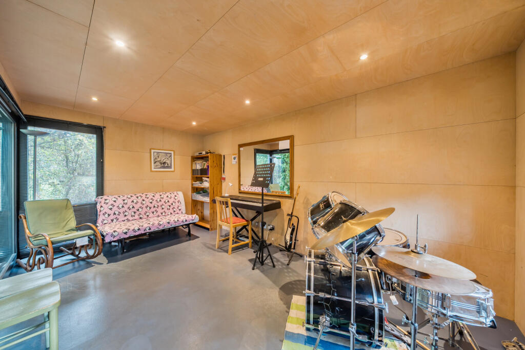 1374941-6-690895b...