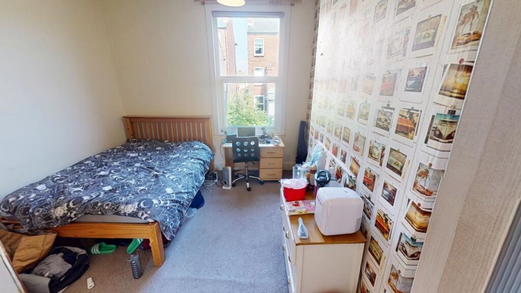A cozy single bedroom featuring a comfortable s...