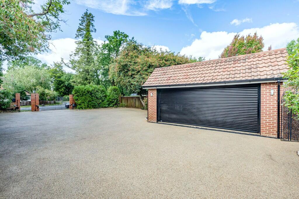 Detached garage 