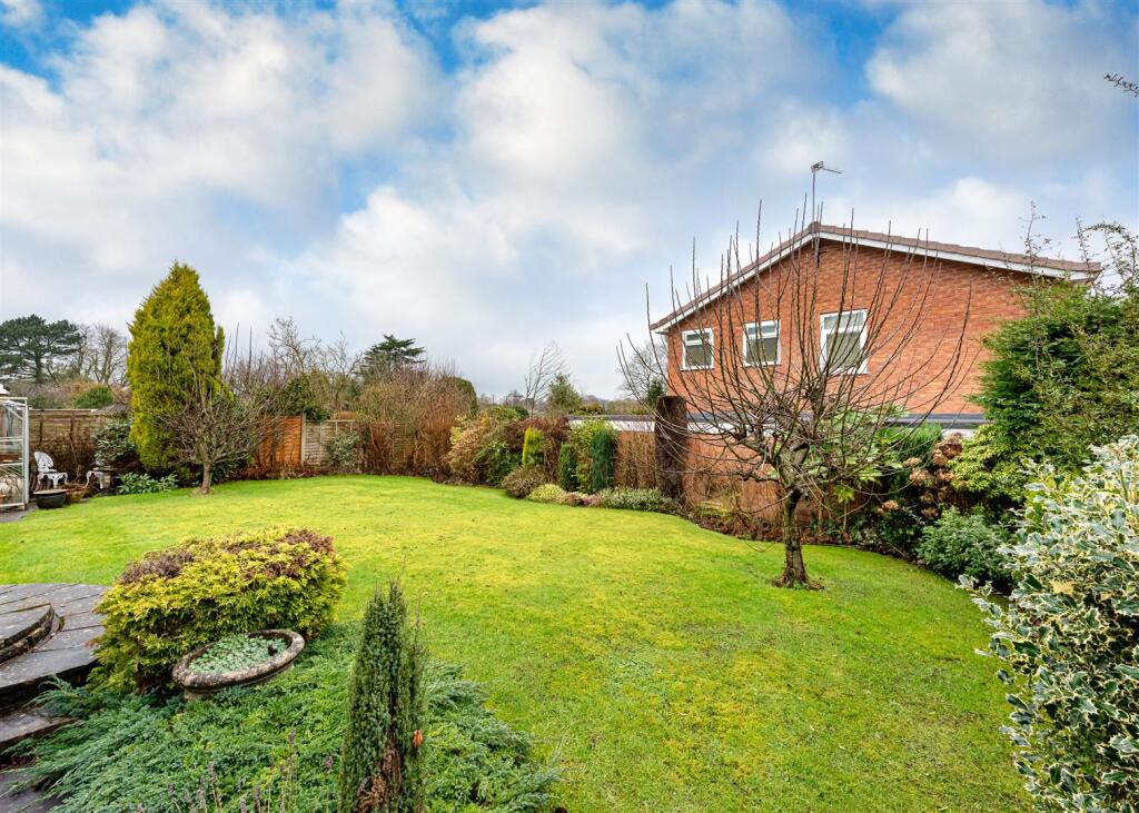 2 Fair Oak Drive-garden1.jpg