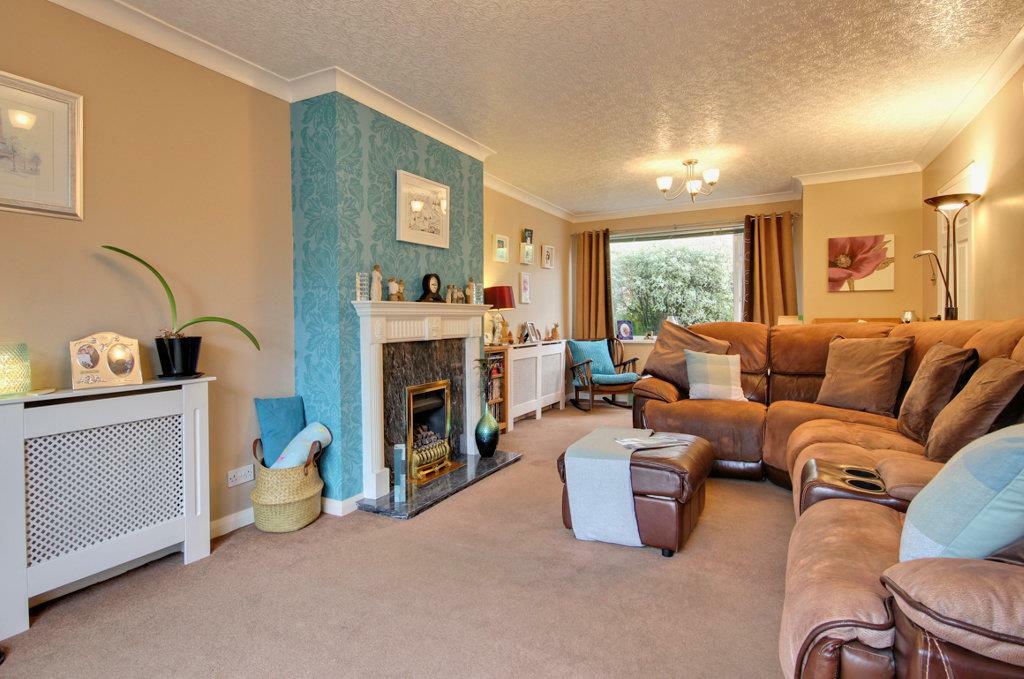 Spacious through Lounge