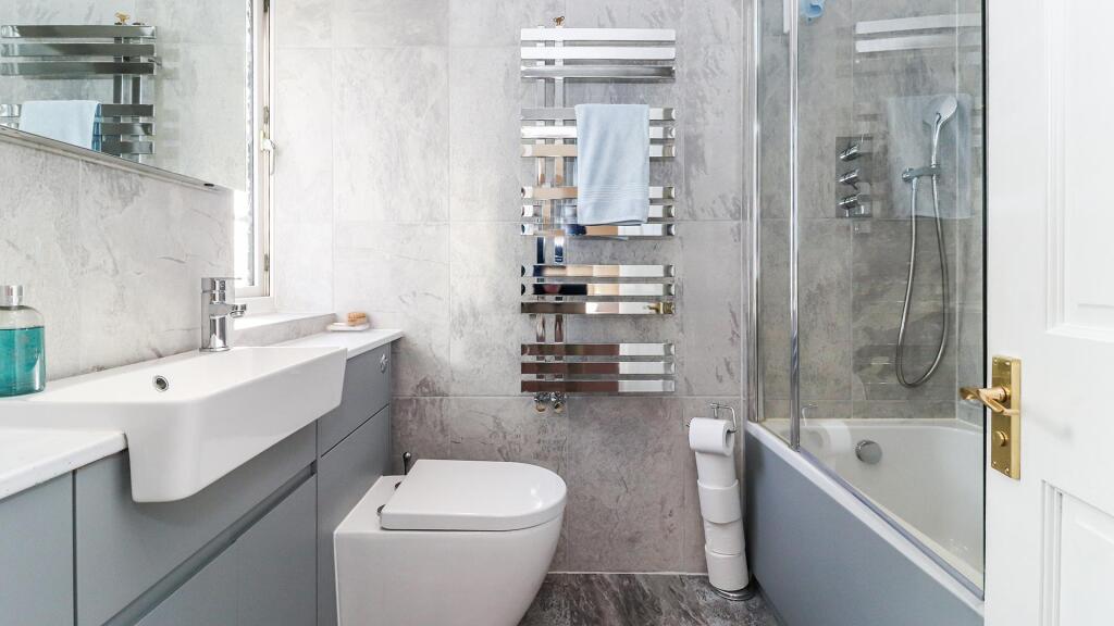 ENSUITE BATHROOM