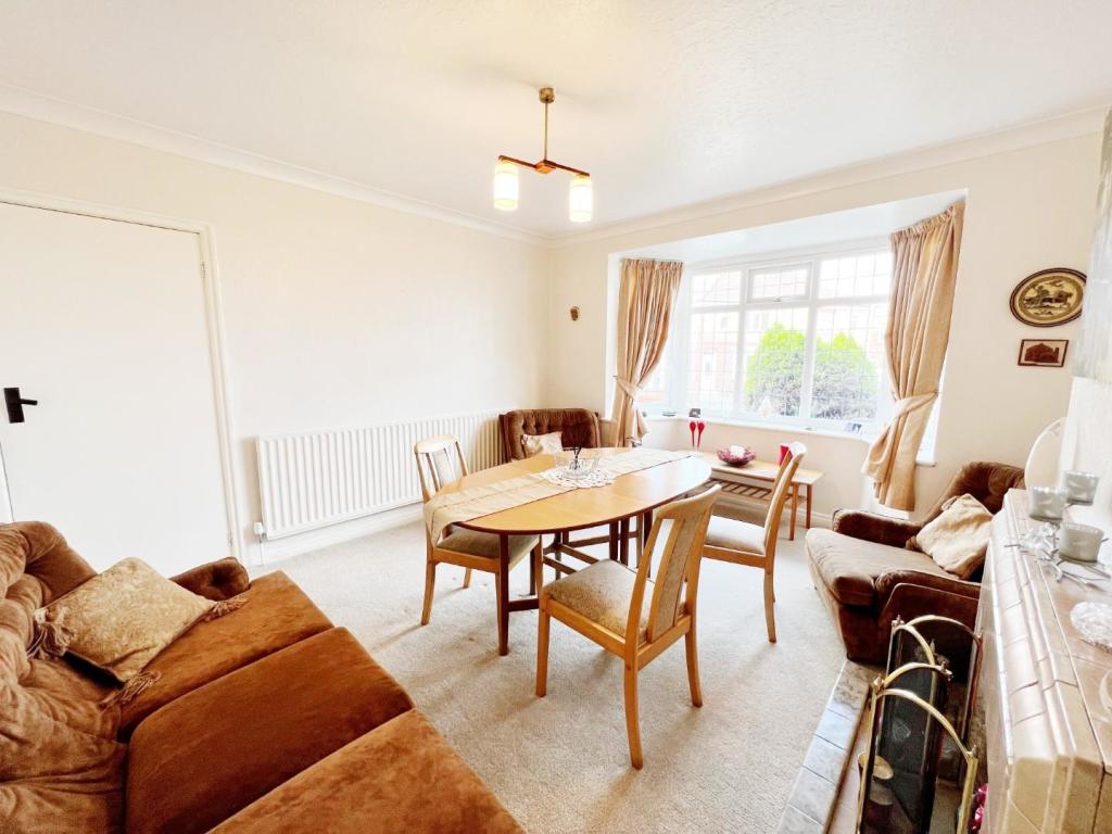 Dining Room pic 2.jpg
