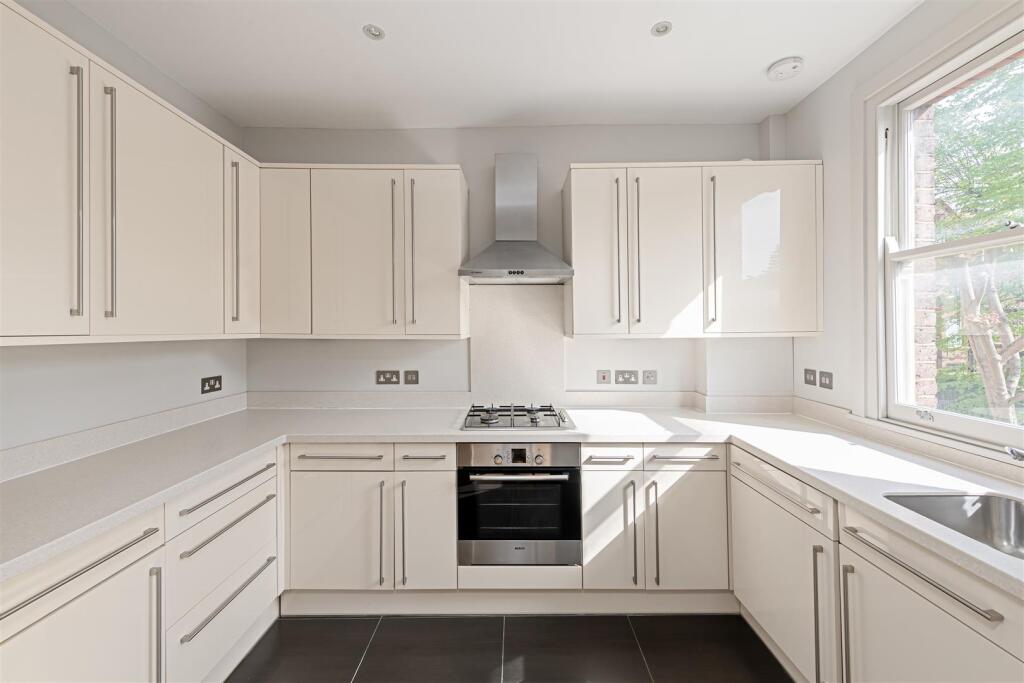 Flat 3, 35 Netherhall Gardens Hi-7.jpg