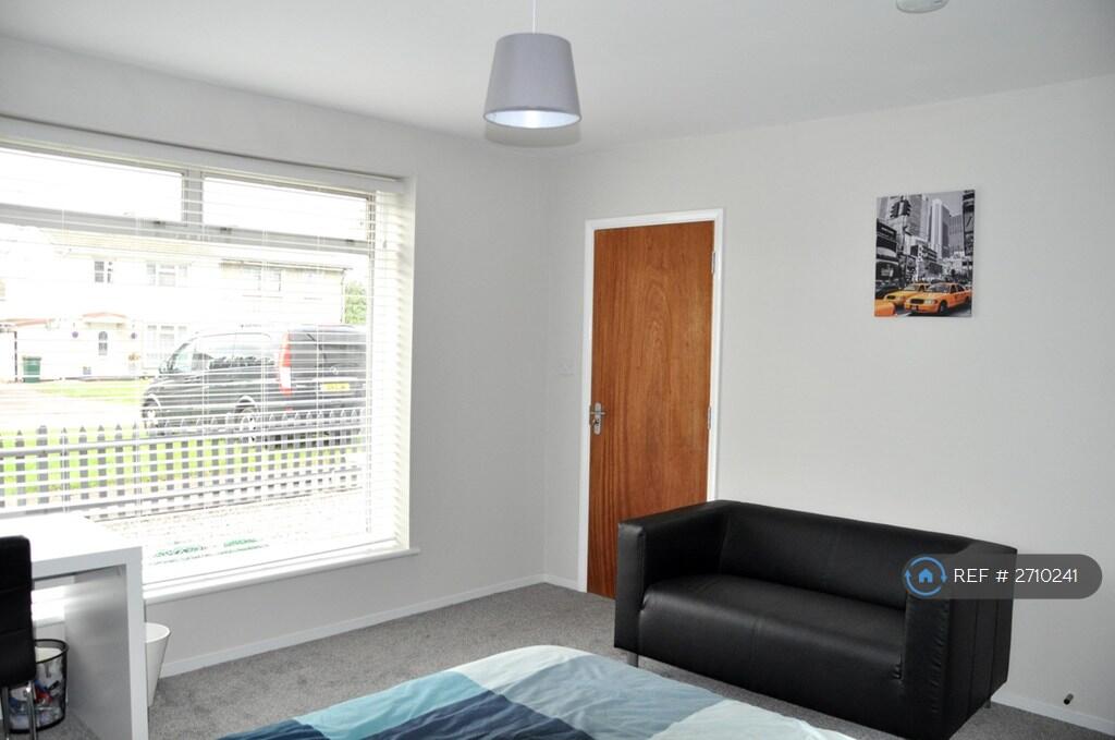 Downstairs Large Bedroom £580pm