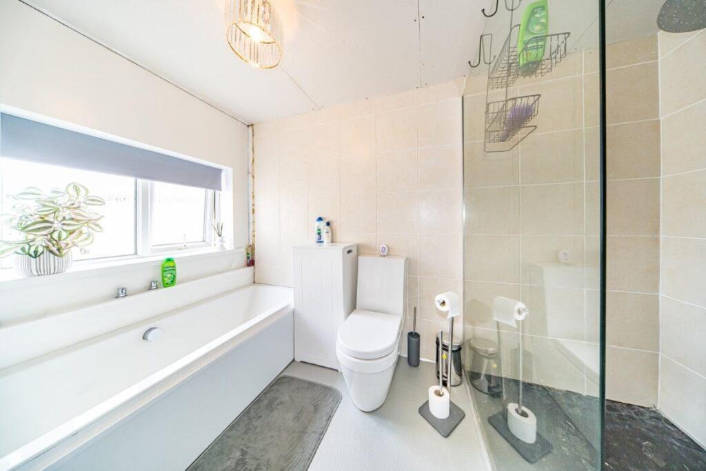 31 Windsor Road bathroom 2.jpg