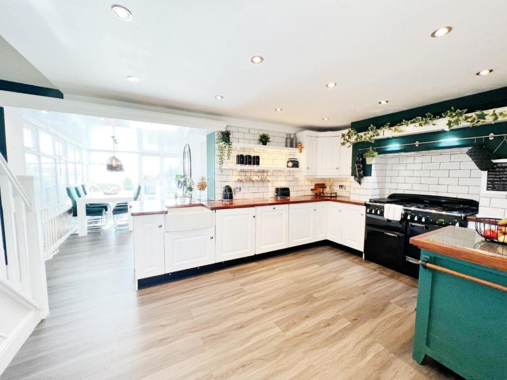 Kitchen pic 1.jpg
