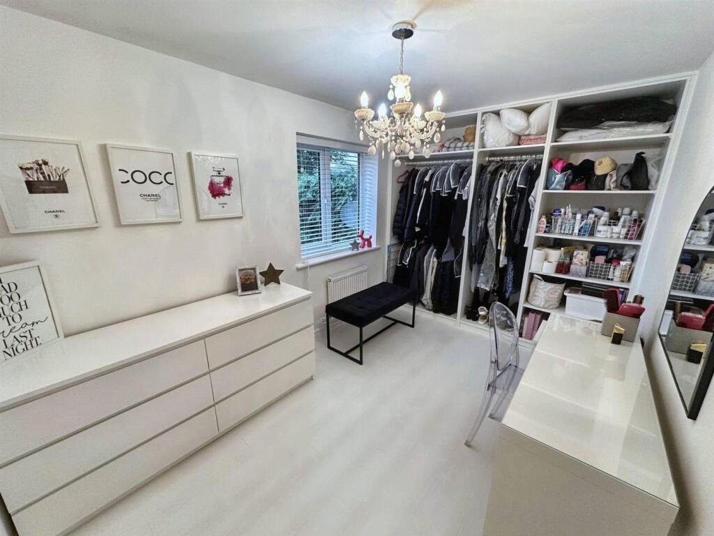 walk in wardrobe