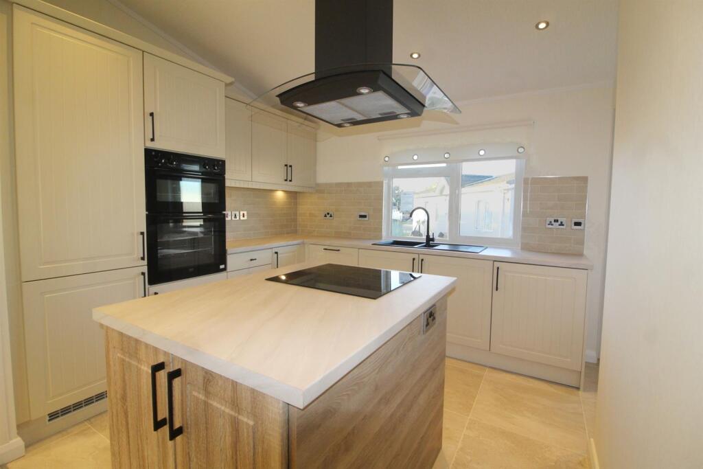 e Kitchen 2.jpg