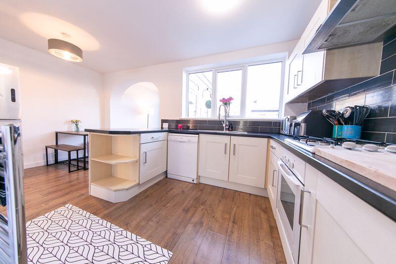 Kitchen &amp; dining room