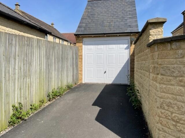 52 Willow garage and drive