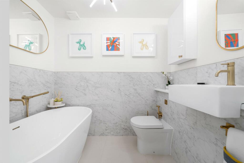 Bathroom (1).jpg