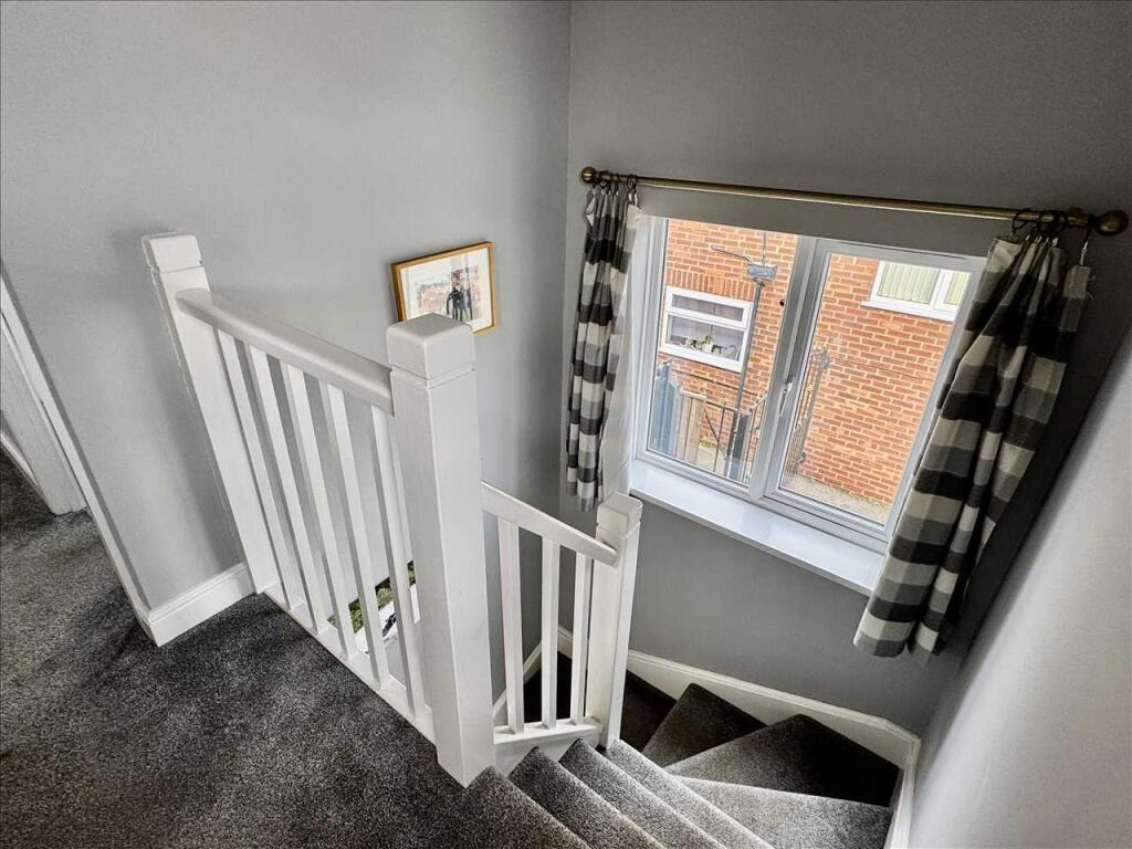 FIRST FLOOR LANDING