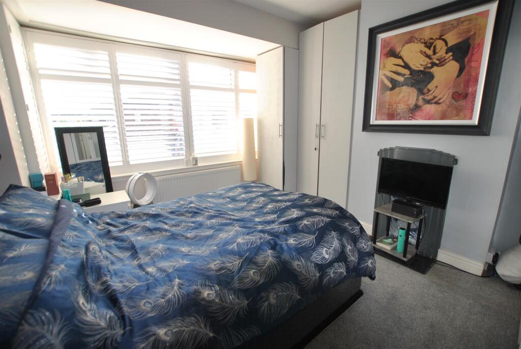 MAIN BEDROOM