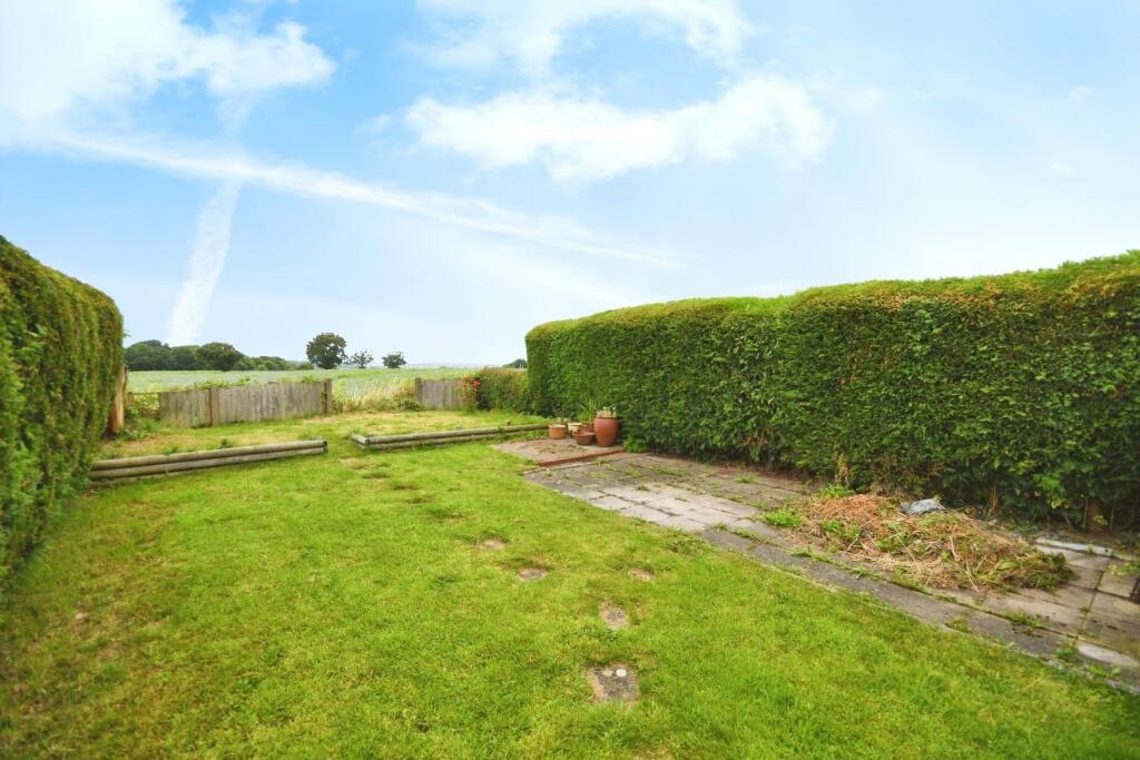 REAR GARDEN 03.jpg
