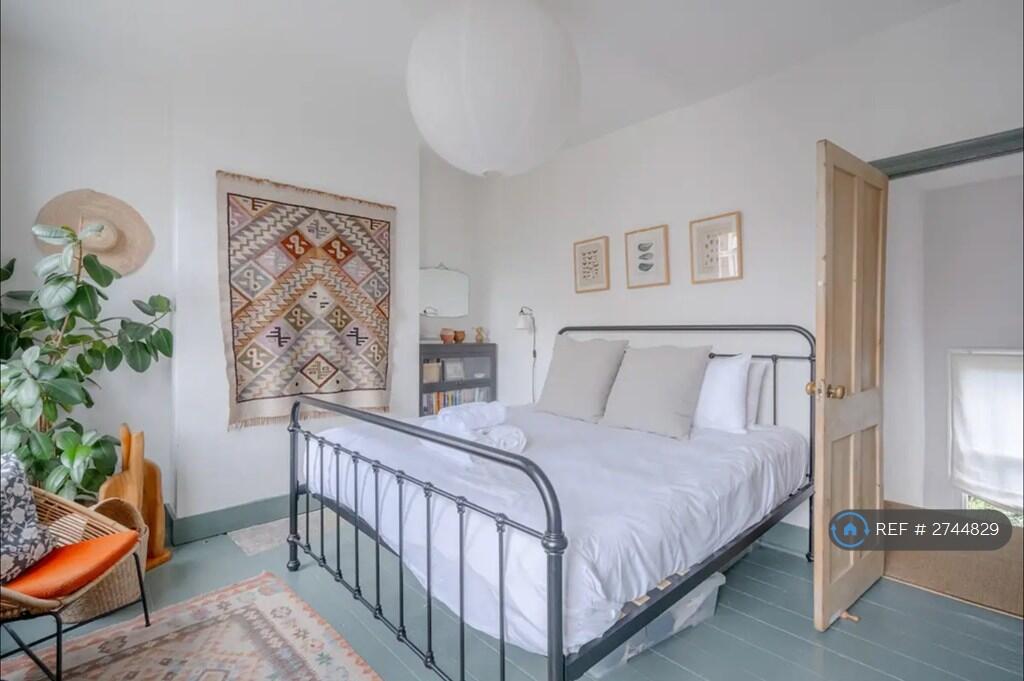 Bedroom 1 (King Bed)
