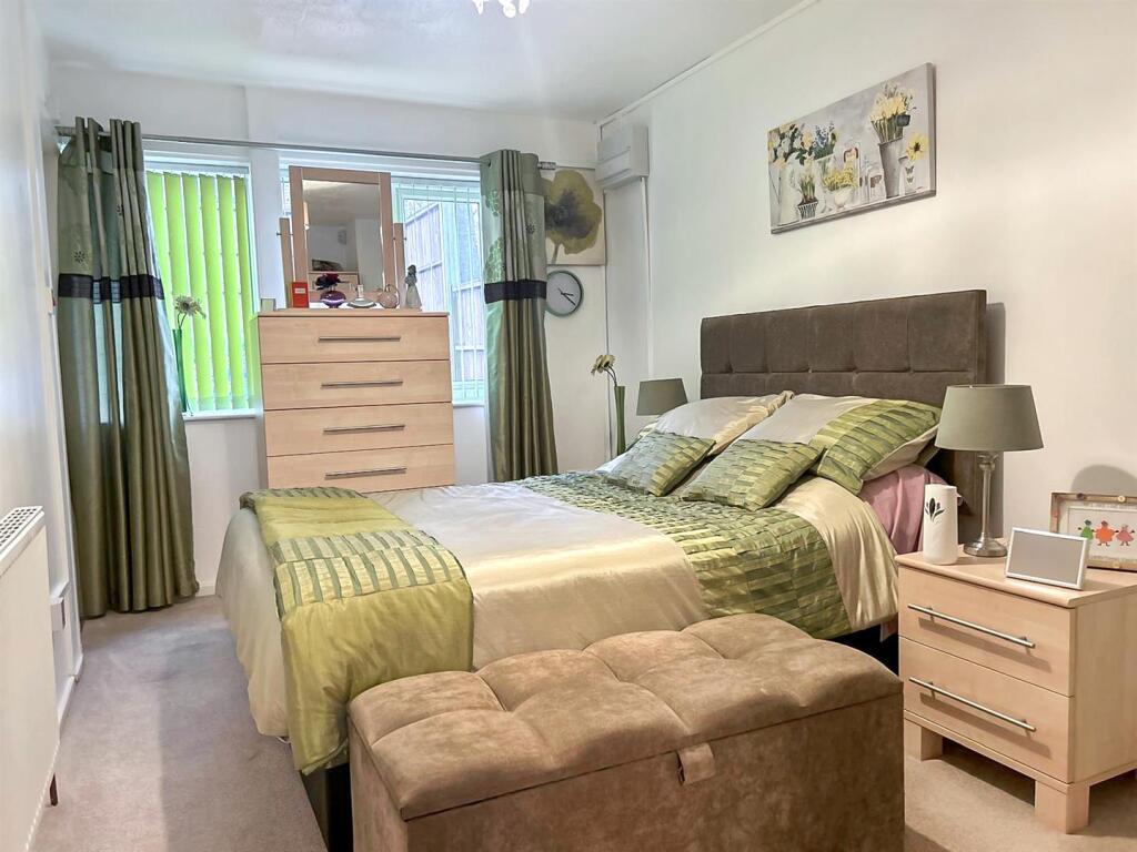 Double Bedroom: