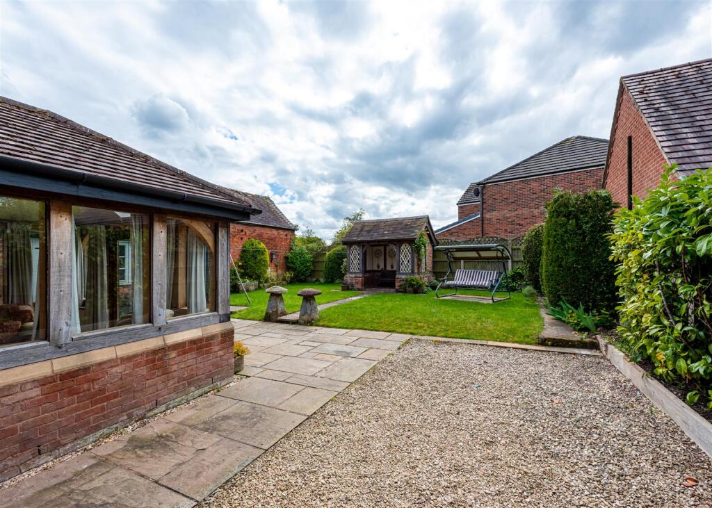 10 High Street-garden1.jpg