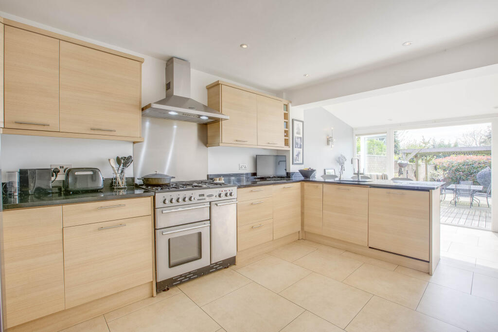 15 Greenside, SL8 5TW (LOW RES)-9