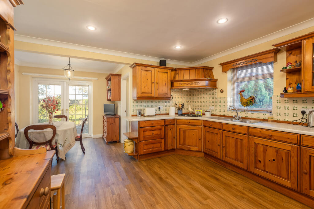 Castle Howard Drive 7 Kitchen Breakfast Room-1