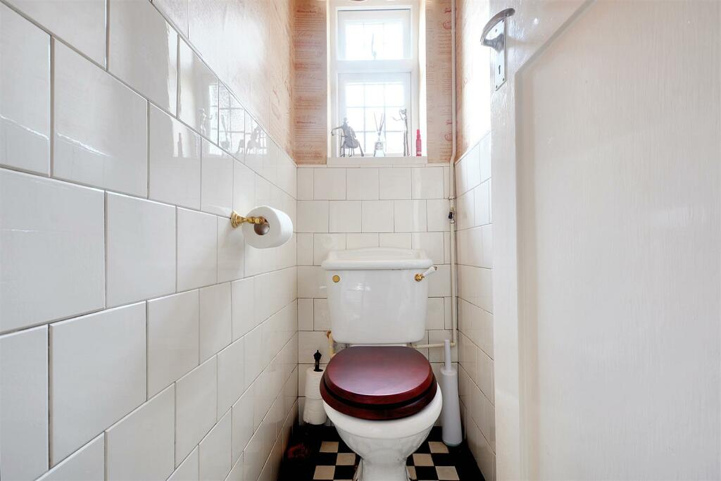 Downstairs Bathroom_4.jpeg