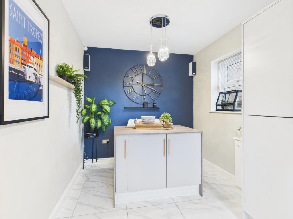 CAM03729G0-PR0075-STILL020