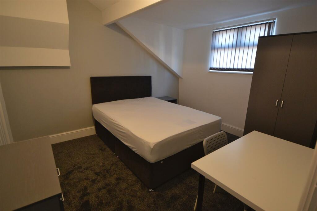 top floor bedroom.JPG