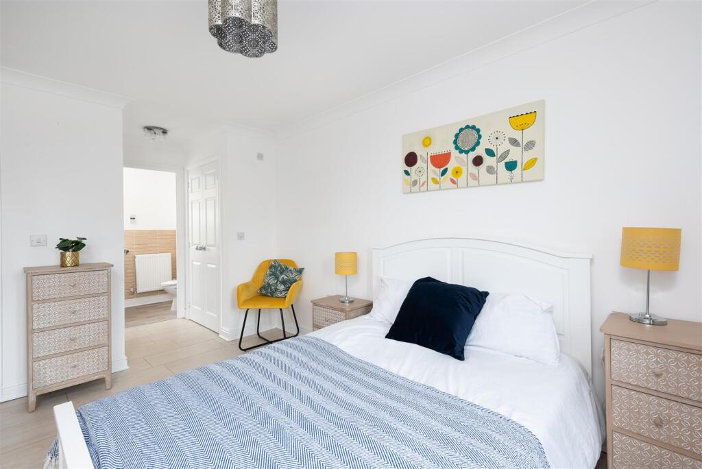 8 Middlewood Close-15.jpg