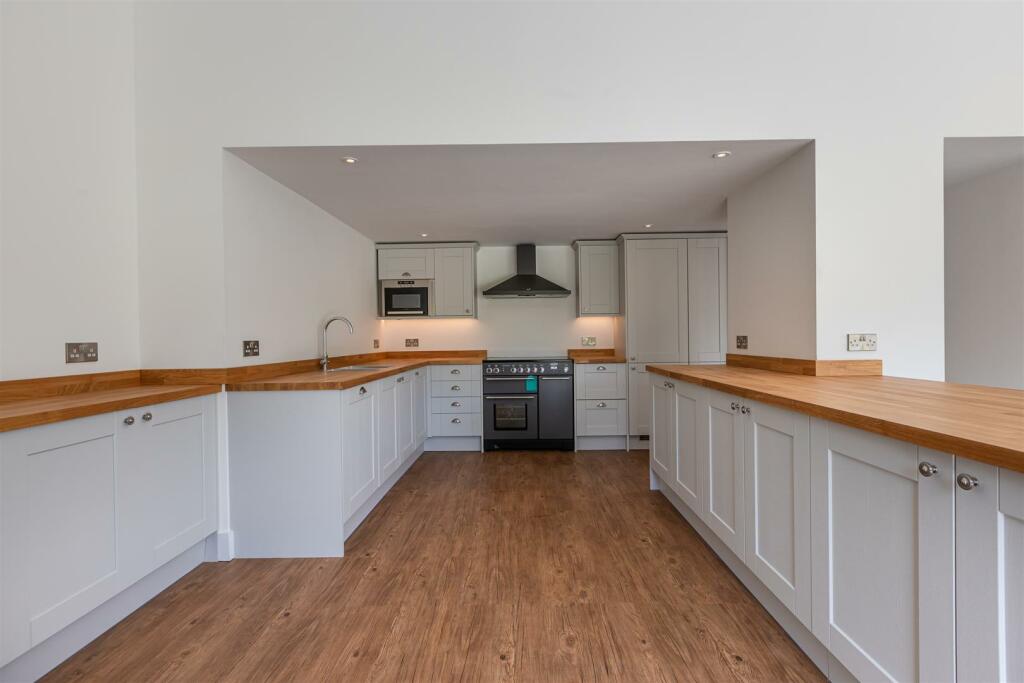 A20 - Barns @ Higher Court Barns, Littlehempston -