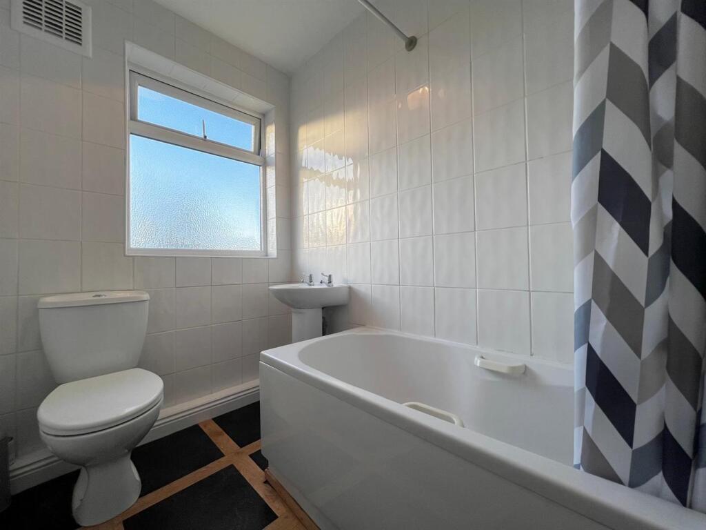 10 Greystone - Bathroom.jpg