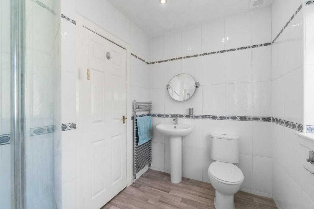 21_10 millburn gardens, largs (17).jpg