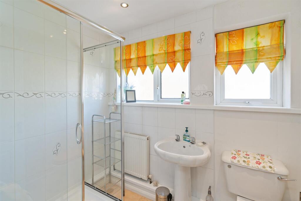 8 Romford Close_12.jpg
