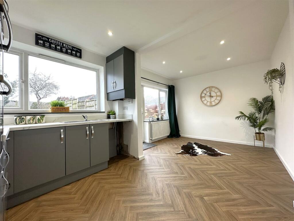 Spacious Dining Kitchen 704