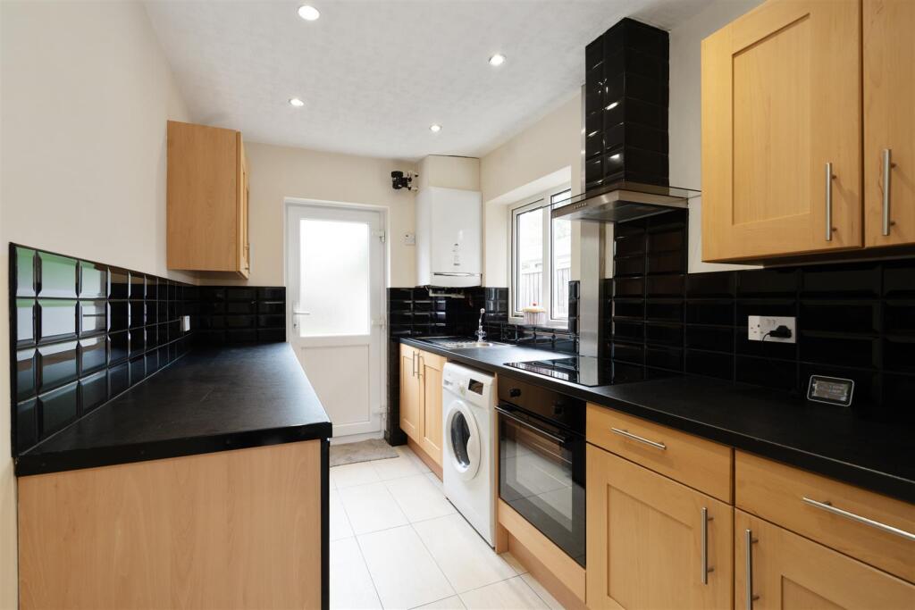 21 Lawnswood Avenue_11.jpg