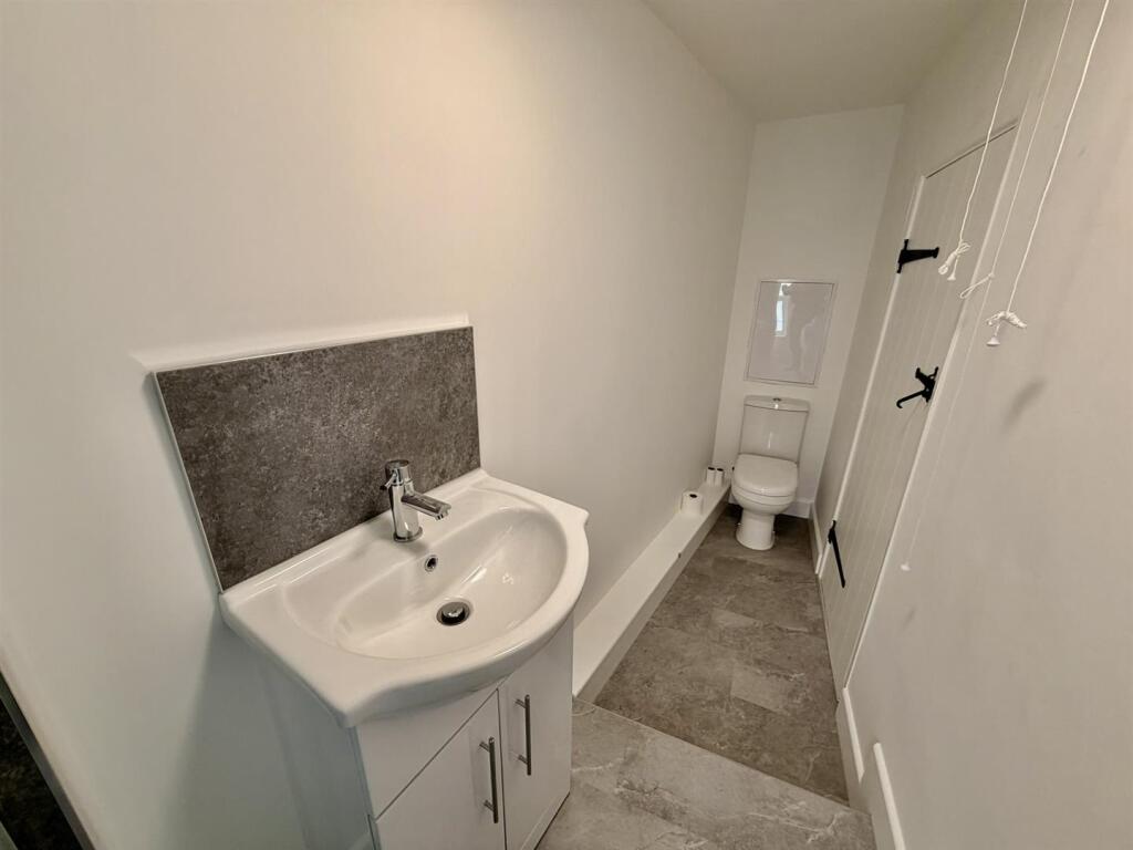 Shower room wc.JPEG