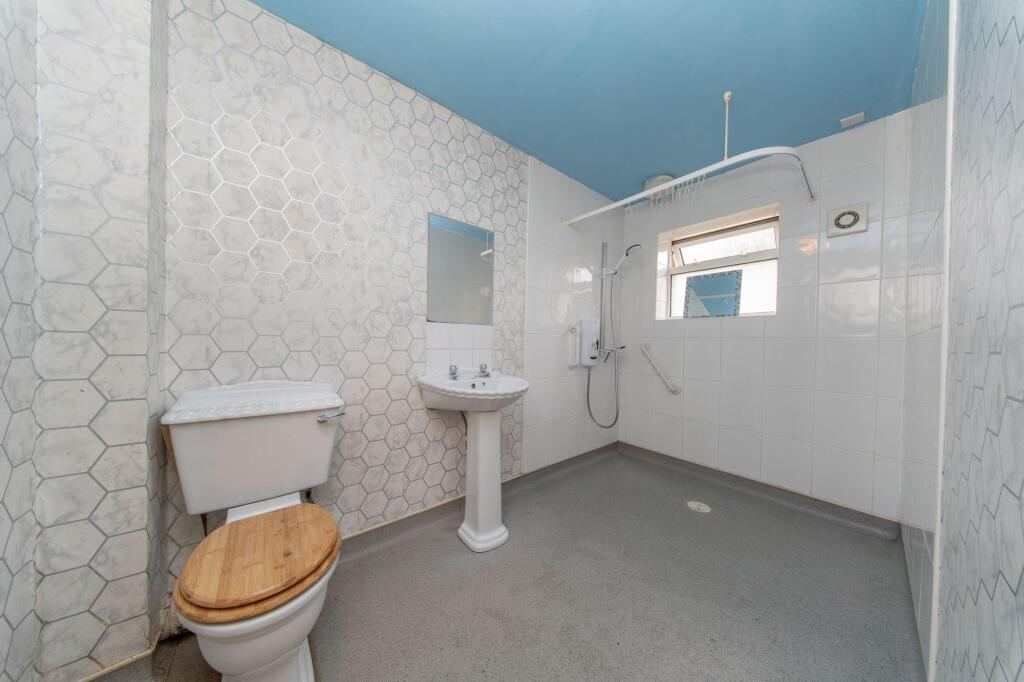 Family Bathroom 3