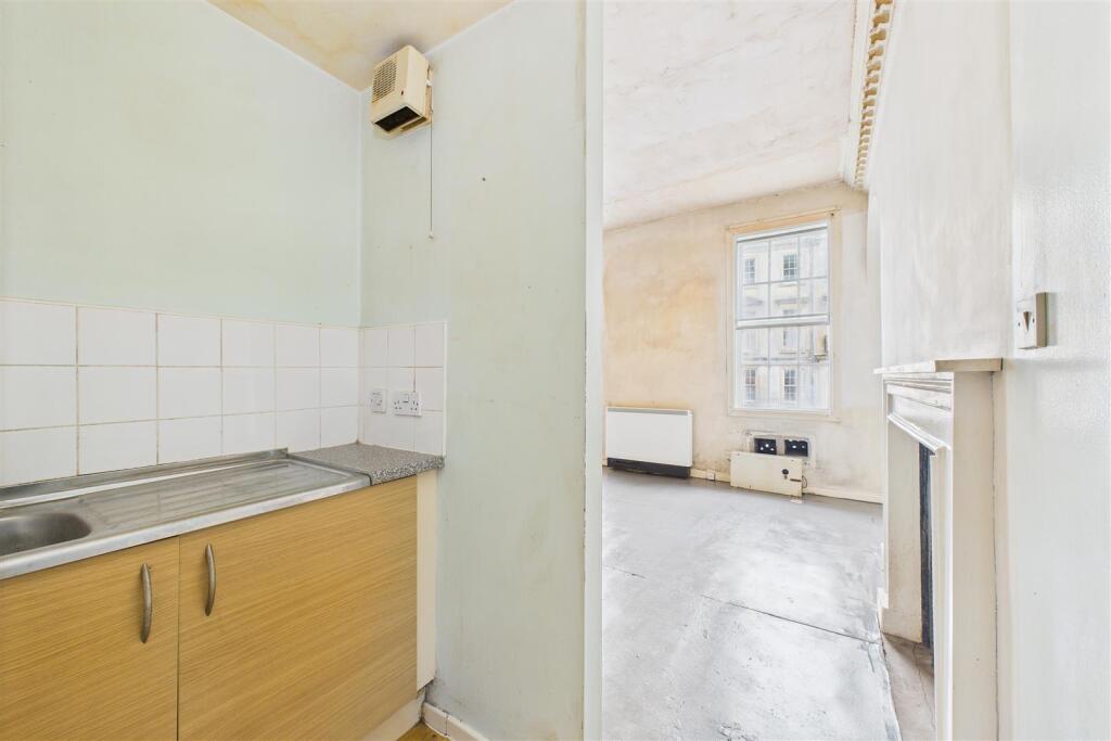 Flat 1, 2 Fountain Buildings, Walcot, Bath BA1 5DU