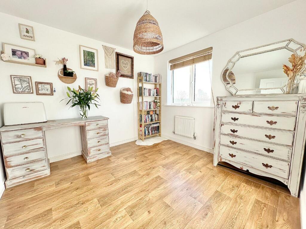 Bedroom (rear)
