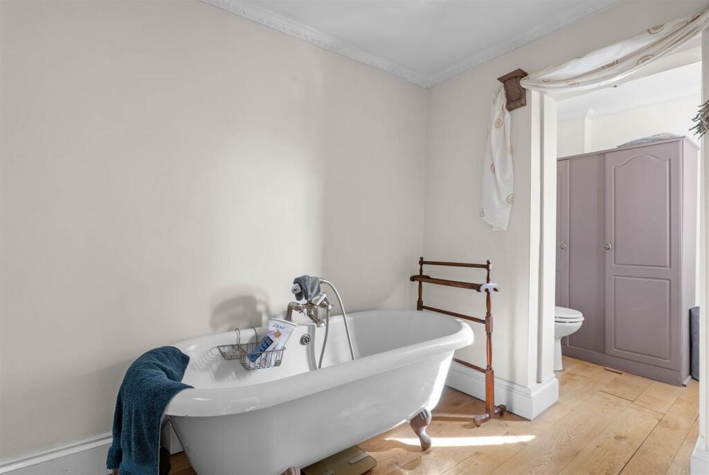 7 Edgar Street - bathroom.jpg