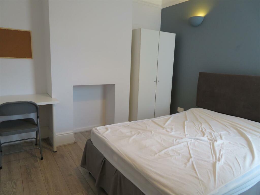 1 Edmund Road Bed2.JPG