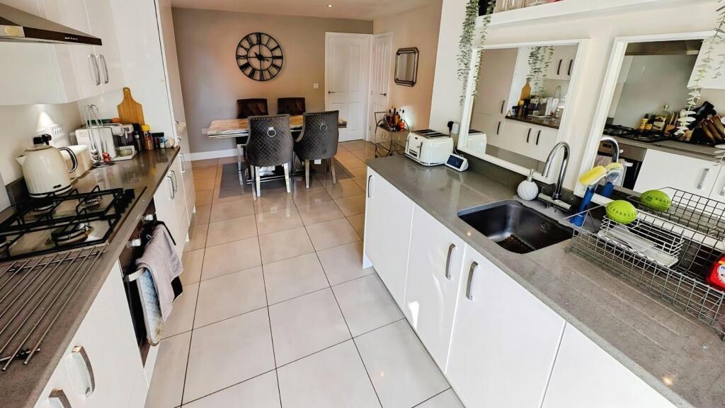 4 Derham Crescent kitchen a.jpg