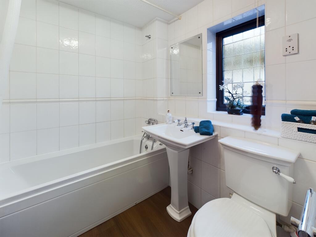 CAM02519G0-PR0203-STILL008