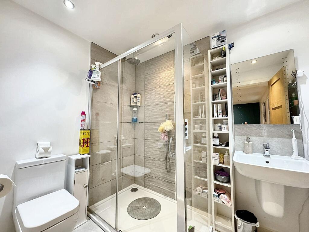 EN-SUITE SHOWER ROOM