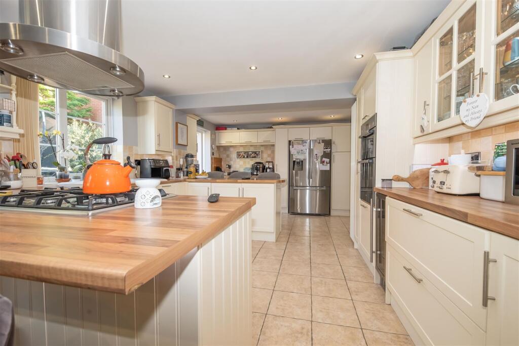 Kitchen/Breakfast Room With Open Plan Family Area