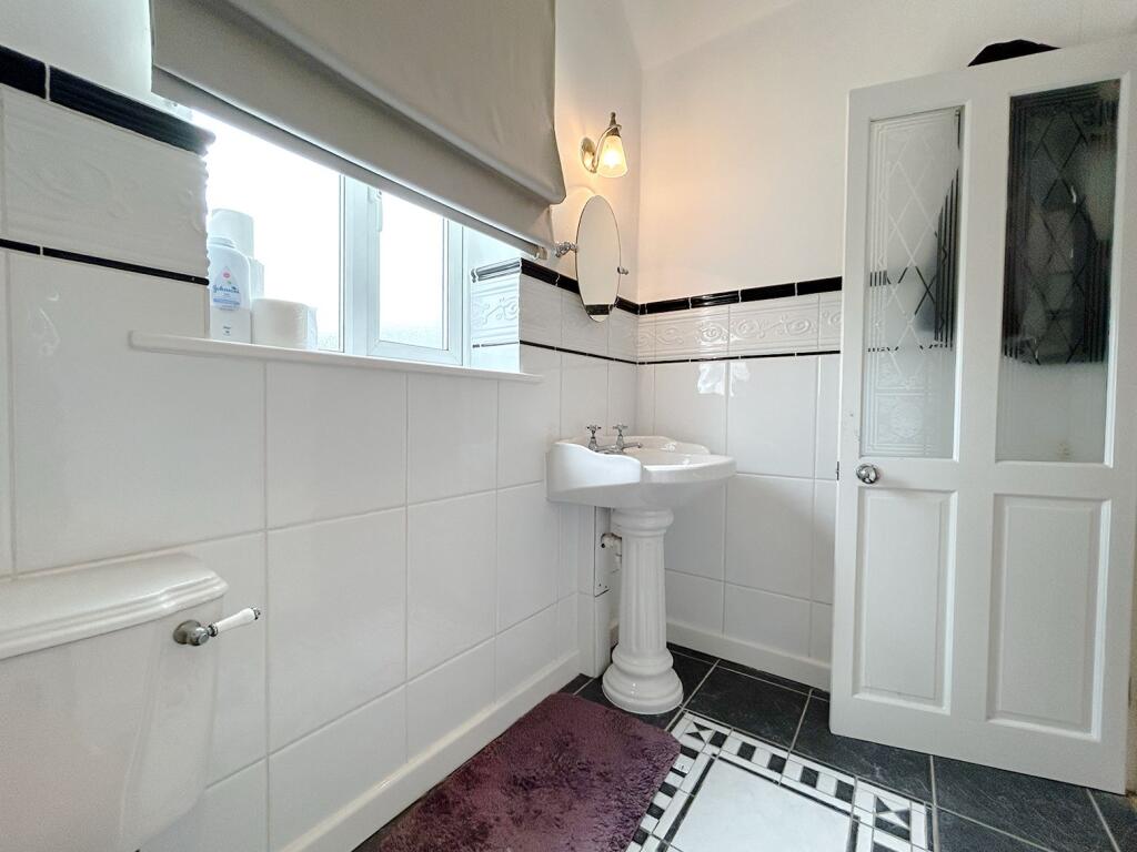 Ensuite to master bedroom