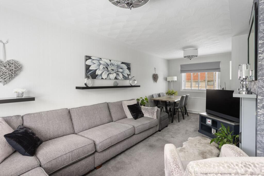 Lounge / Dining Area