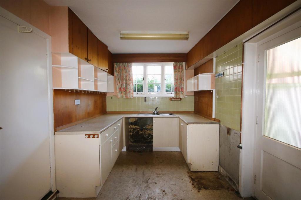 Kitchen brighter.JPG
