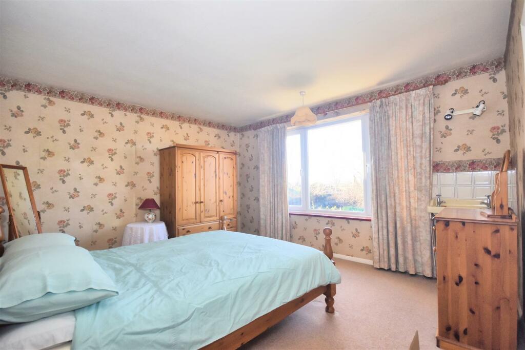 Bedroom 1.jpg