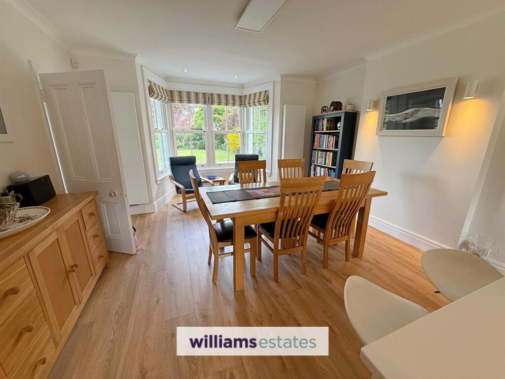 Dining area in kitchen